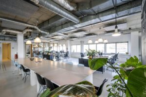 Modern ingericht kantoor aan de Anthony Fokkerweg met open werkplekken, industriële details en veel groen.